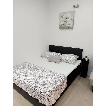 Lee Apartament